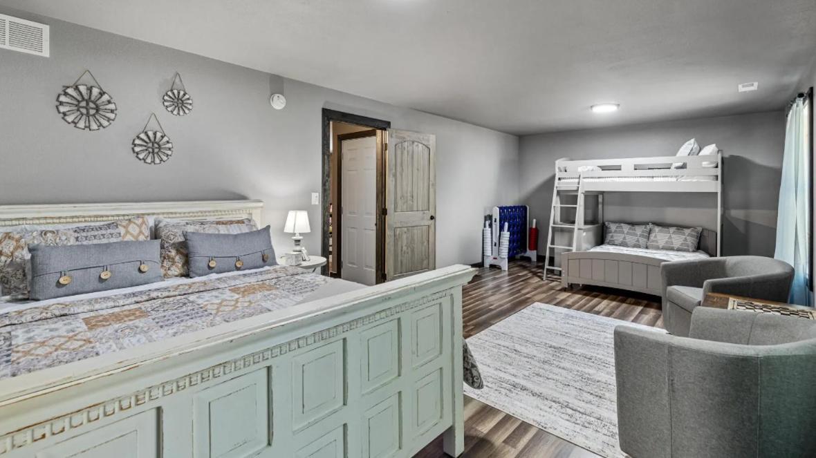 Lil Cabin In The Cove! Mtn Views, Theater, Hot Tub, Games, King Beds, Prime Location! Sevierville Extérieur photo